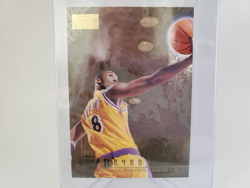 Photo 1 of 1996 SKYBOX PREMIUM KOBE BRYANT ROOKIE!!!
WOW, LOOK AT THIS ONE IT'S IMMACULATE!!
PSA 10 VERSIONS GO FOR 1K    GET THIS ONE GRADED!!