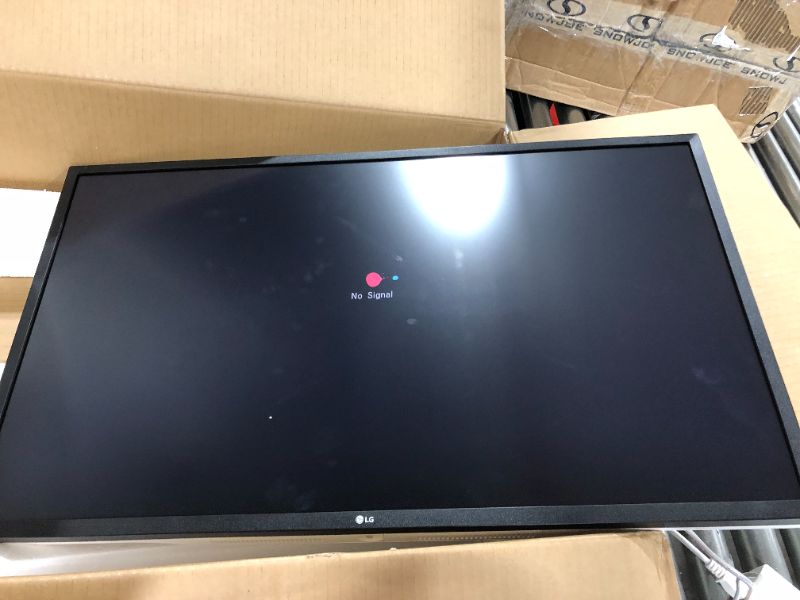 Photo 2 of LG 32UL750-W Monitor 31.5 inch 