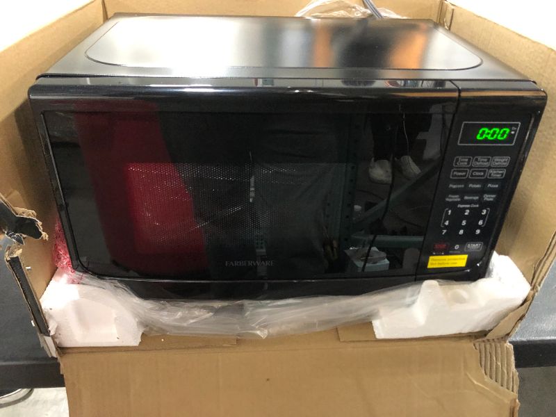 Photo 1 of Farberware Classic 700-Watt Microwave Oven
