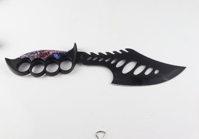 Photo 2 of KNUCKLE GRIP KNIFE WITH SOLDIER DESIGN NEW 