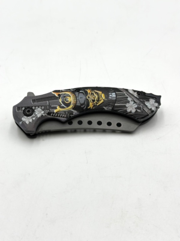 Photo 2 of FLORAL AND SKULL DESIGN POCKET KNIFE NEW