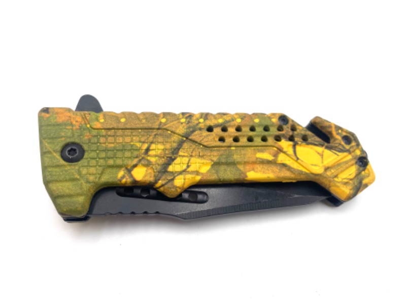 Photo 2 of STINGER YELLOW LEAF CAMO POCKET KNIFE WITH WINDOW BREAKER AND SEATBELT CUTTER NEW 