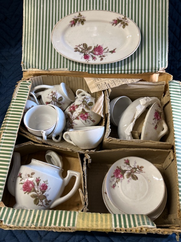 Photo 1 of Vintage Japanese flower children's tea set has a couple of small chips 