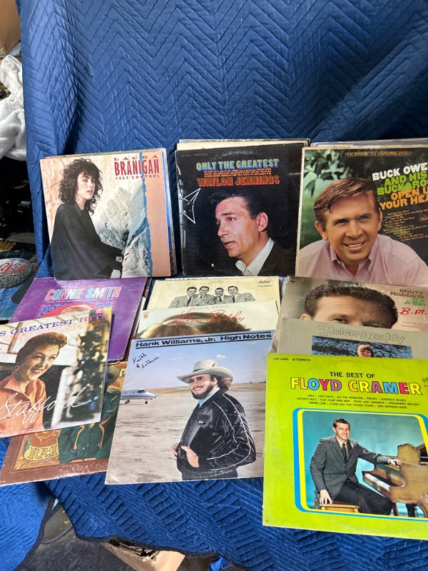 Photo 2 of 25 Country record albums 