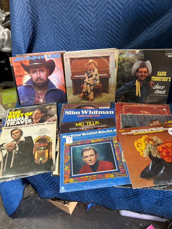 Photo 2 of 25 Country record albums 