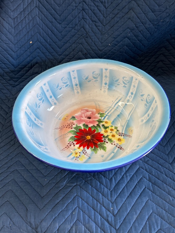 Photo 1 of Large Vintage metal enamel bowl with flowers in bottom Measures 14" x 5"