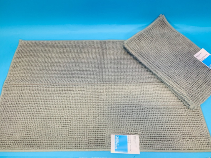 Photo 1 of 461591… 2 chenille bath rugs 20 x 32