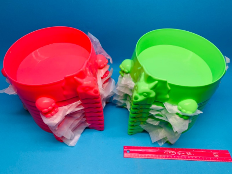Photo 2 of 461951.. 18 plastic Dino beach sand tray/bowls 