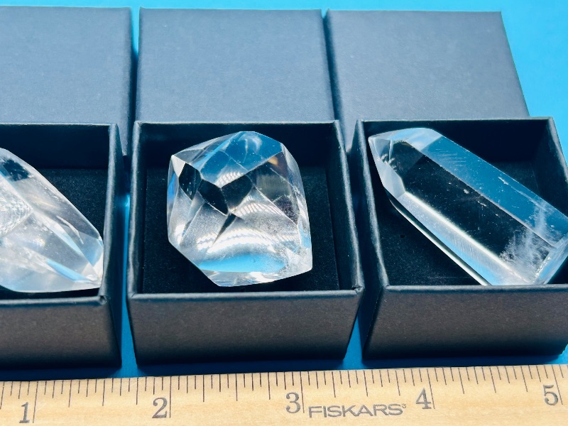 Photo 1 of 494988… 3 small crystals in gift boxes 