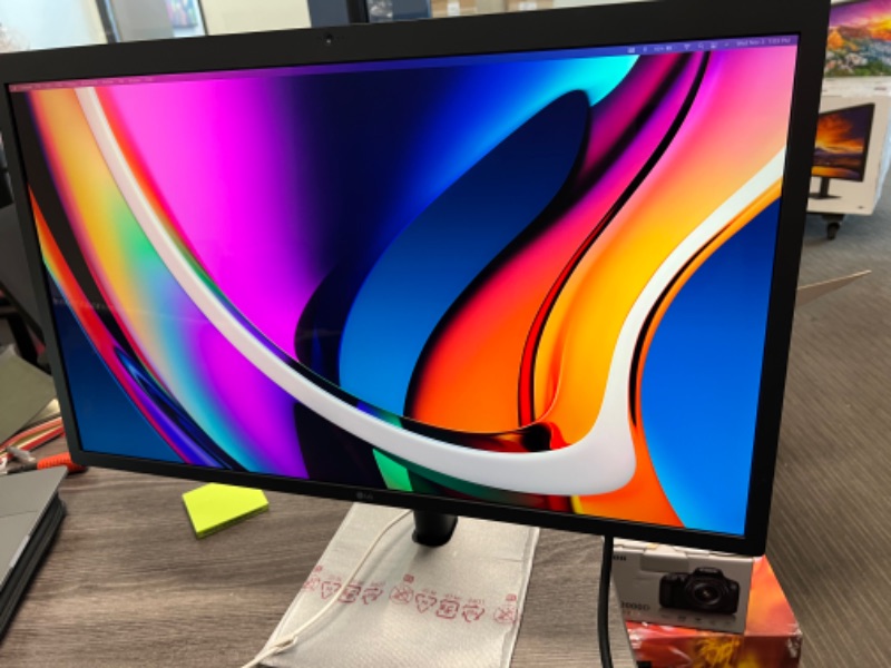 Photo 2 of LG 27'' Class UltraFine™ 5K IPS LED Monitor (27'' Diagonal) can only be used with Mac 