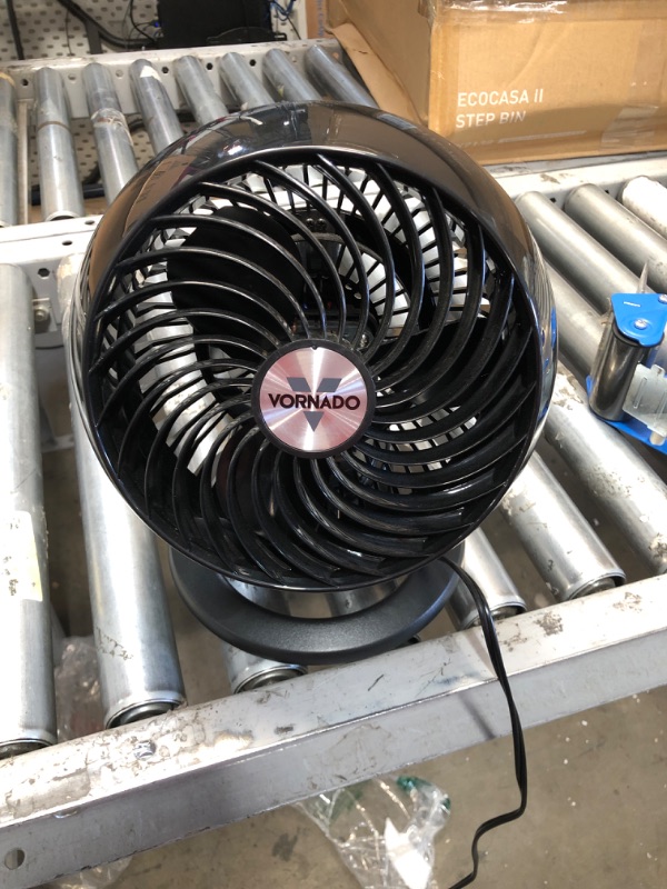 Photo 2 of (JAMMED BLADES) Vornado 460 Small Whole Room Air Circulator Fan with 3 Speeds, 460-Small, Black
