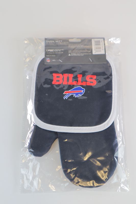 Photo 2 of BUFFALO BILLS OVEN MITS NEW $19.95