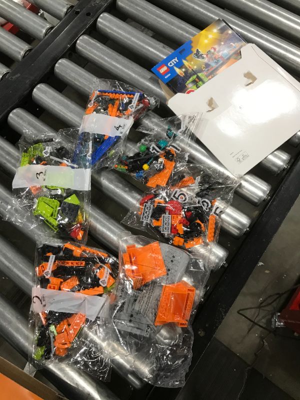 Photo 1 of LEGO City Stunt Show Truck 60294 Building Kit (420 Pieces)