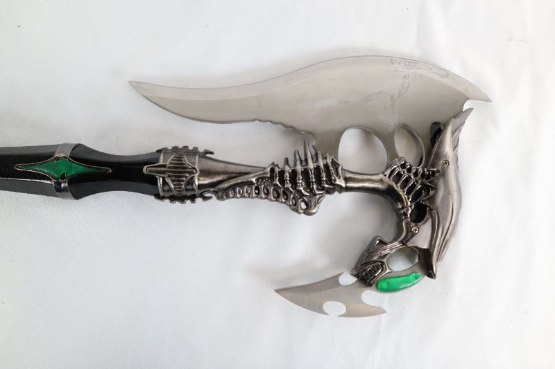 Photo 2 of ALIEN WARRIOR FANTASY BATTLE AXE NEW