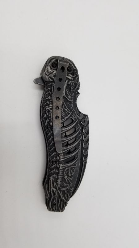 Photo 2 of 5 Inch Skull Talon Stonewash Pocket Knife New 