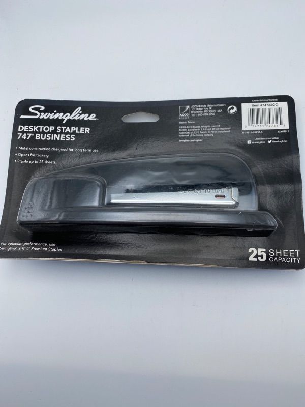 Photo 6 of Swingline Stapler, 747 Iconic Desktop Stapler, 25 Sheet Capacity, Desk, Office, Black (74732) New