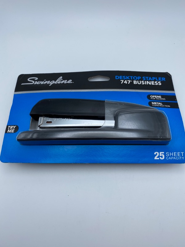 Photo 1 of Swingline Stapler, 747 Iconic Desktop Stapler, 25 Sheet Capacity, Desk, Office, Black (74732) New