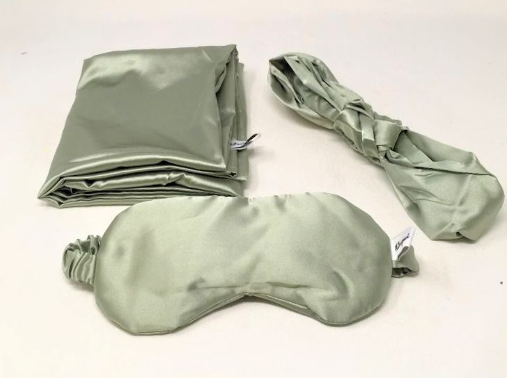 Photo 3 of LUXURY SATIN KIT ALLOWS YOU TO GET YOUR BEAUTY SLEEP WITH 1 PILLOWCASE 1 SLEEP MASK 1 HEADBAND MADE OF PREMIUM SATIN MATERIAL COLOR SAGE NEW IN CASE
$99
