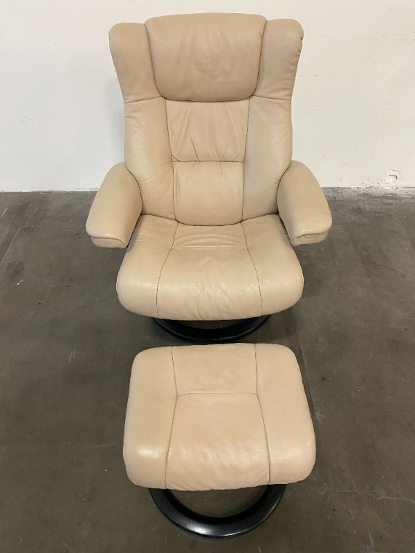 Photo 1 of STRESSLESS WING RECLINER 
