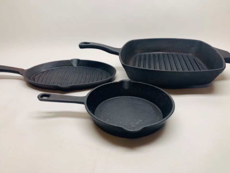 Photo 1 of 418…cast iron pans