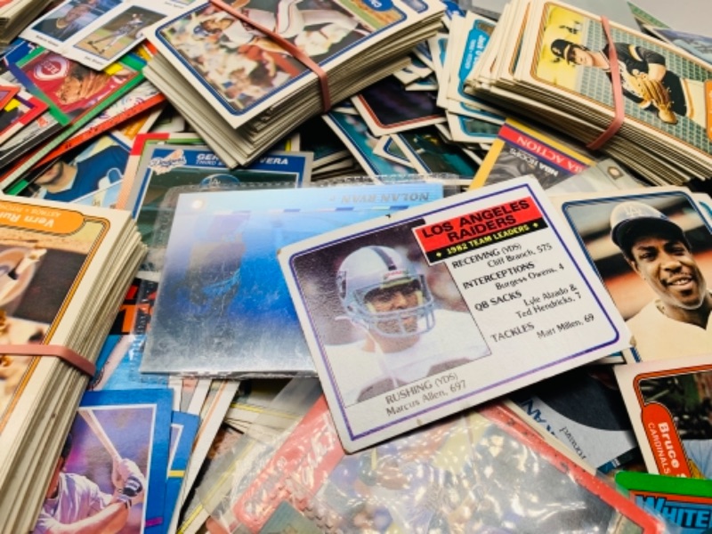 Photo 5 of 766523… over 1500 misc unsorted sports cards