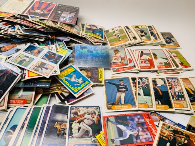 Photo 8 of 766523… over 1500 misc unsorted sports cards