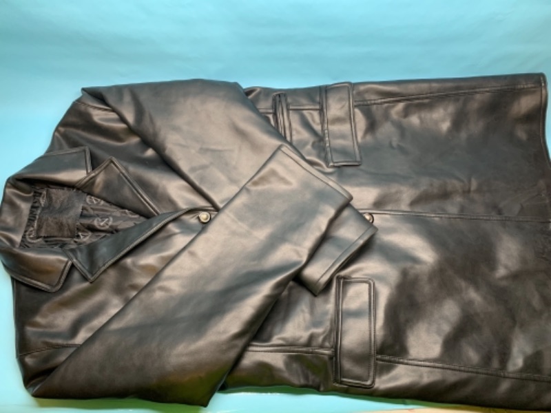 Photo 4 of 766585…men’s size xxl leather look jacket - one small tear in back of arm