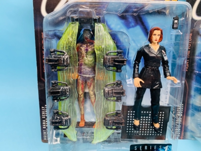 Photo 3 of 766898… The X-Files Scully and Mulder figures in original packages