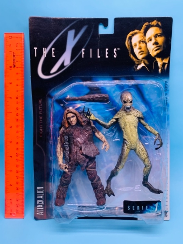 Photo 1 of 766900…1998 The X-Files attack aliens figures in original package