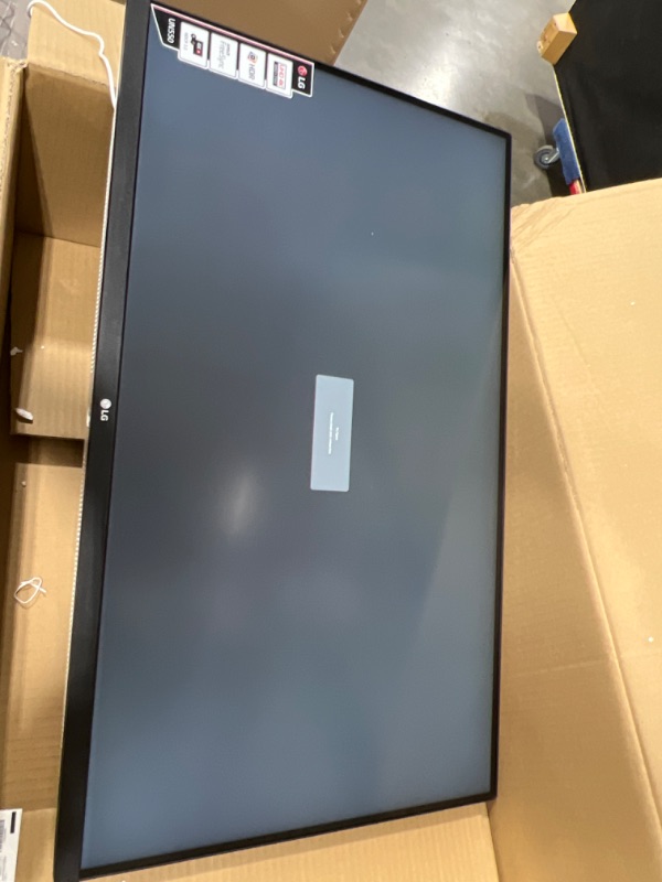 Photo 1 of LG 32UN550-W Monitor 32" UHD (3840 x 2160) Display, DCI-P3 90% Color Gamut, HDR 10, AMD FreeSync, Borderless Design, Tilt/Height Adjustable Stand - Silver
