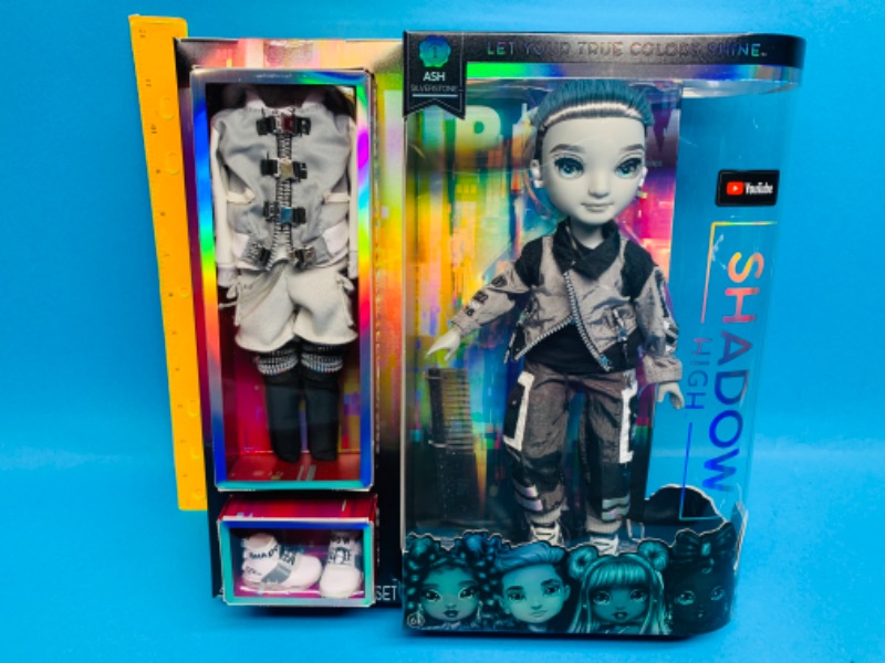 Photo 1 of 776966… Shadow High Ash doll with outfits 