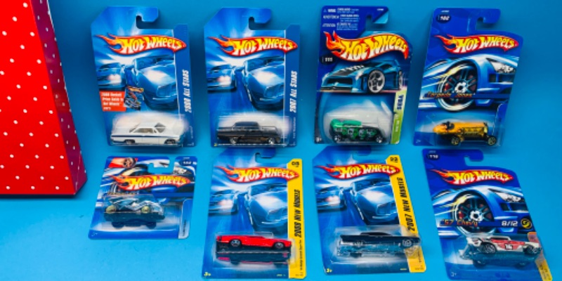 Photo 1 of 777390…8 hot wheels die cast cars in gift box 