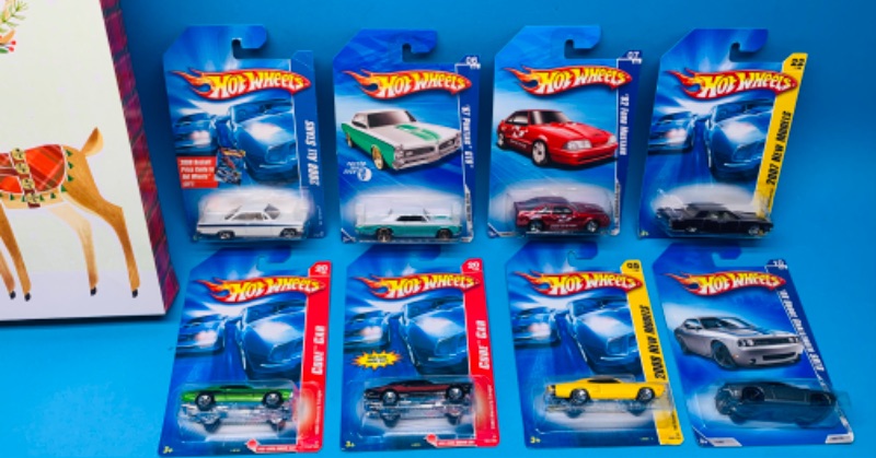 Photo 1 of 777395…8 hot wheels die cast cars in gift box 