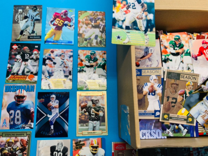 Photo 5 of 777455…700+ misc football trading cards in box