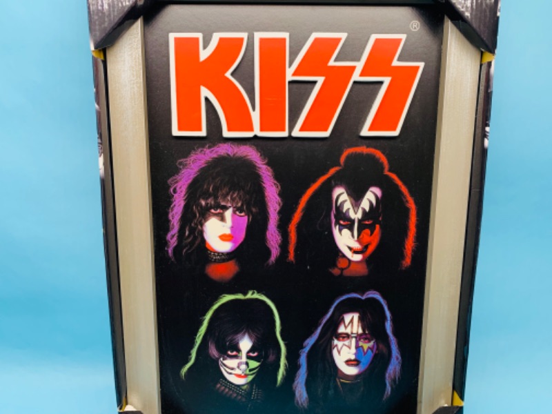 Photo 3 of 802966…kiss wall art in box