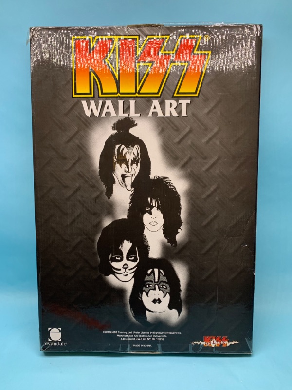 Photo 2 of 802966…kiss wall art in box