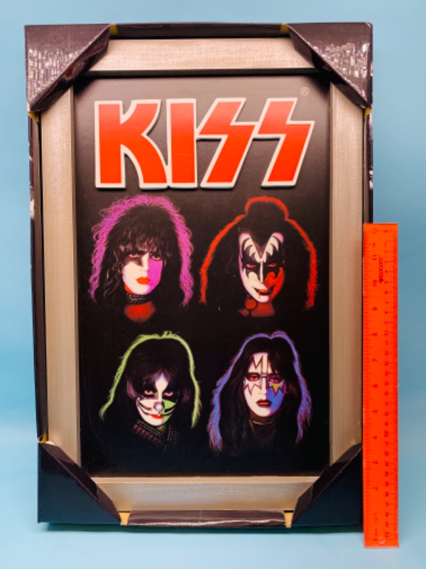 Photo 1 of 802966…kiss wall art in box