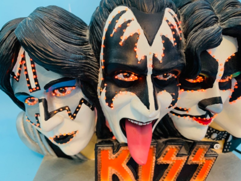 Photo 3 of 803020…light up kiss collectible 12 x 7 inch