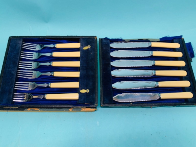 Photo 1 of 803112…antique stainless chromium silverware in case. Case has damage see photos 