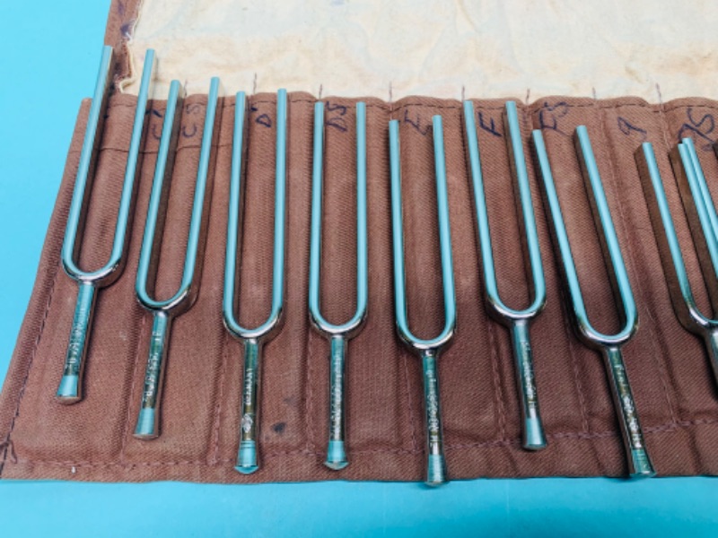 Photo 3 of 803193…vintage piano tuning forks n pouch