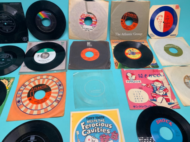 Photo 2 of 803215…. Vinyl 45 rpm records - some vintage, loose, and flimsy/ bendable 
