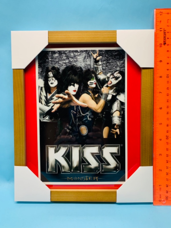 Photo 1 of 803226…kiss wall hanging 