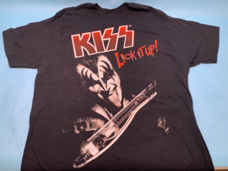 Photo 1 of 803248…size large kiss t-shirt 