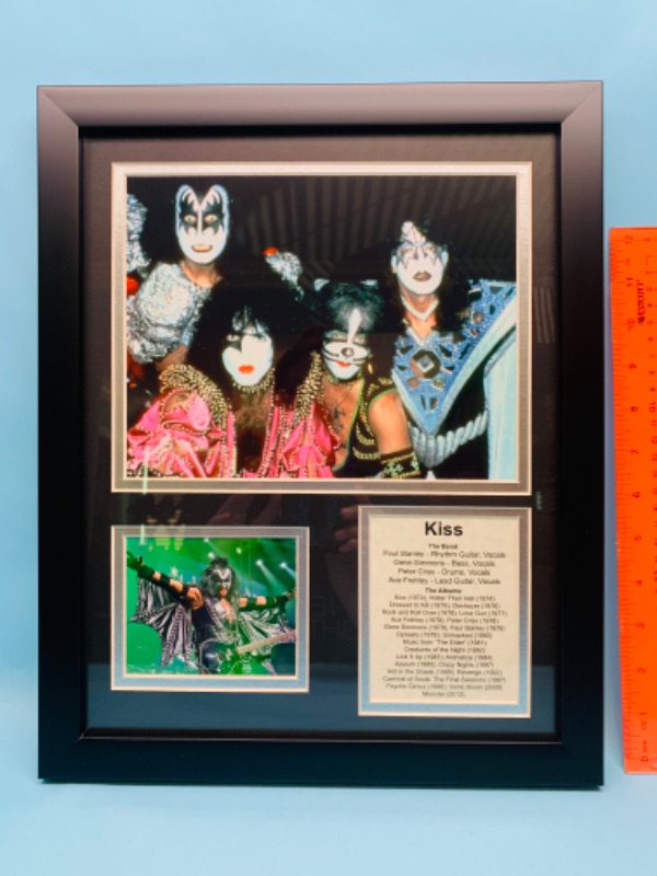 Photo 1 of 803370…15 x 12 kiss plaque 