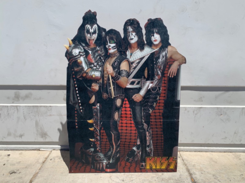 Photo 2 of 803425…large life size 5 foot 3 inch kiss stand alone display 