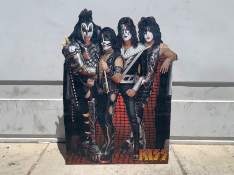 Photo 3 of 803425…large life size 5 foot 3 inch kiss stand alone display 