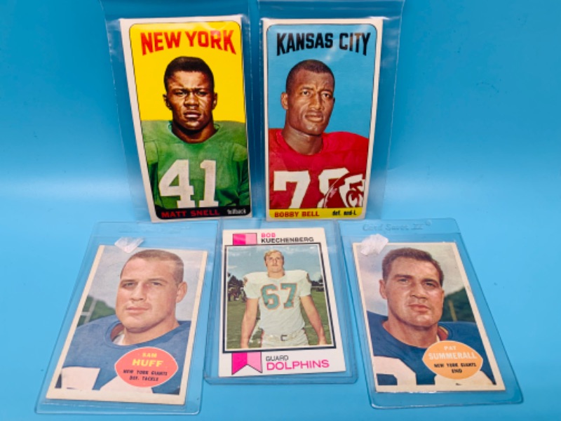 Photo 1 of 803445…5 vintage football trading cards in plastic 