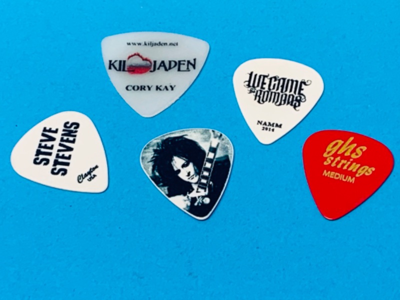 Photo 1 of 803910…5 guitar picks 