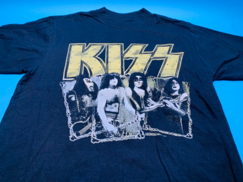 Photo 1 of 803945…size large kiss t-shirt 