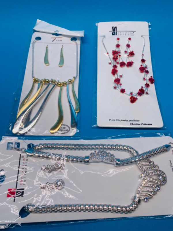 Photo 1 of 804033….3 sets of fashion jewelry in packages 